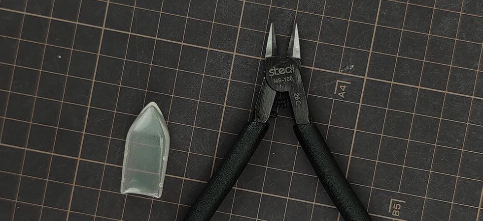 Details of the stedi MS-100 premium pliers with protective cover